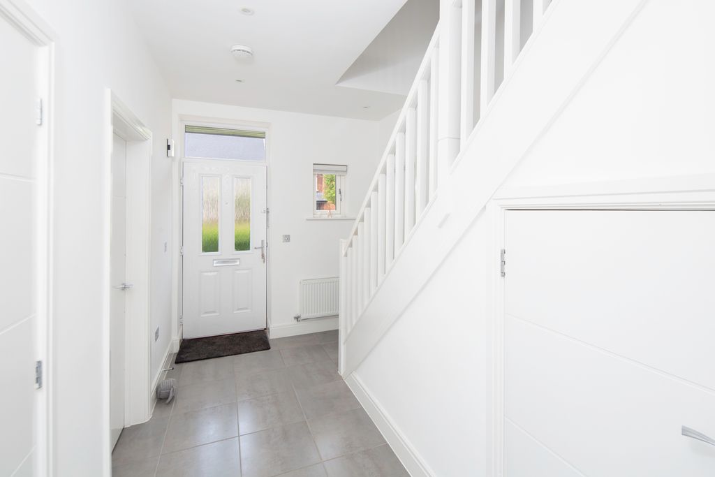 Property photo 3 of 32 Entrance Hall