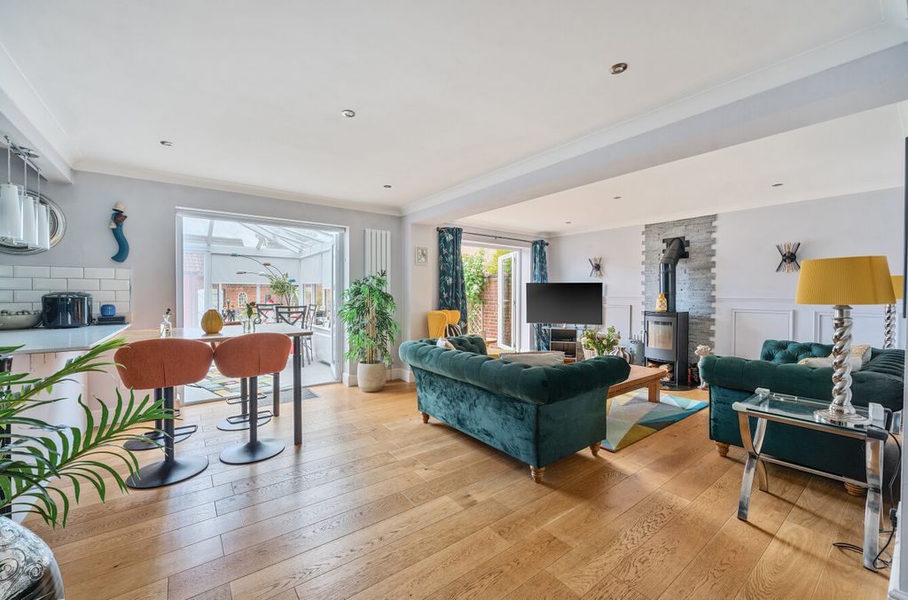 Property photo 2 of 19 1299368-10-68372d...