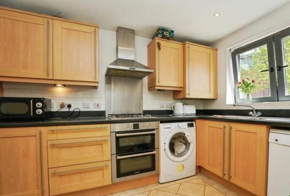 Property photo 3 of 7 Kitchen