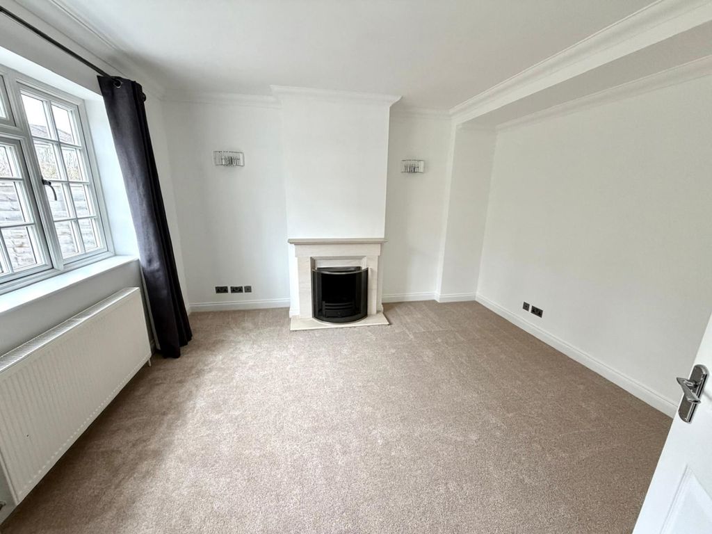 Property photo 3 of 14 Lounge