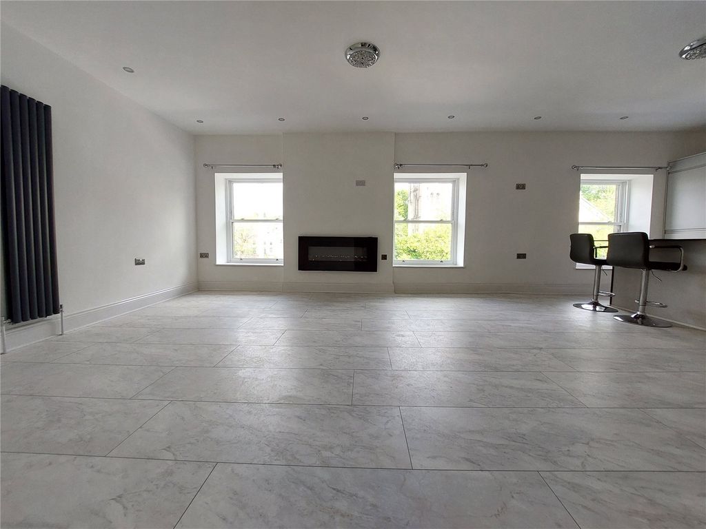 Property photo 3 of 18 Lounge Area