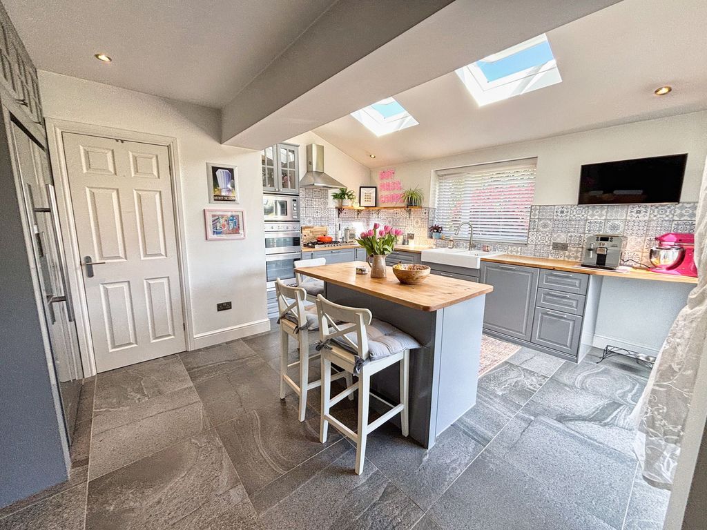 Property photo 3 of 43