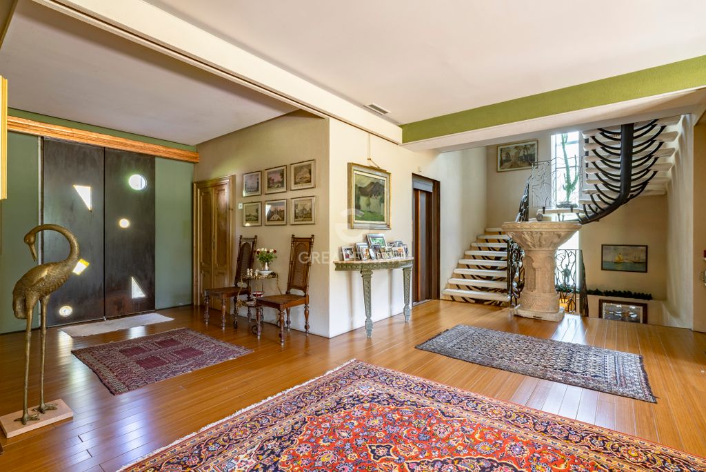 Property photo 2 of 61 Interiors