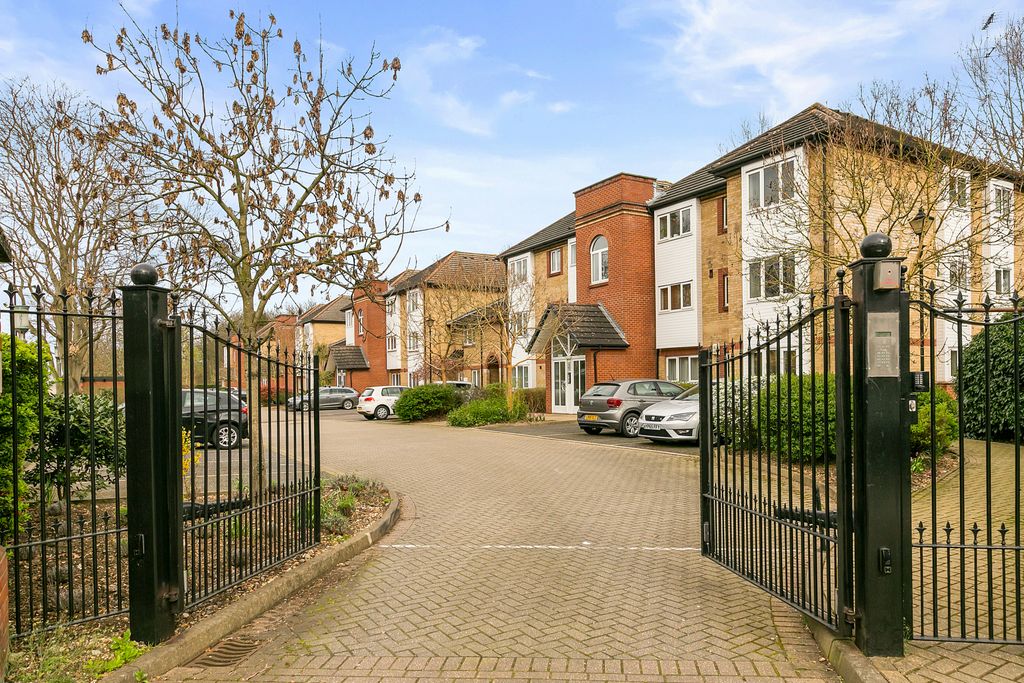 Property photo 1 of 8 96 Riverside Court-01