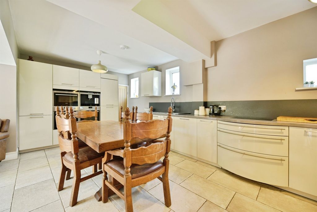 Property photo 3 of 23