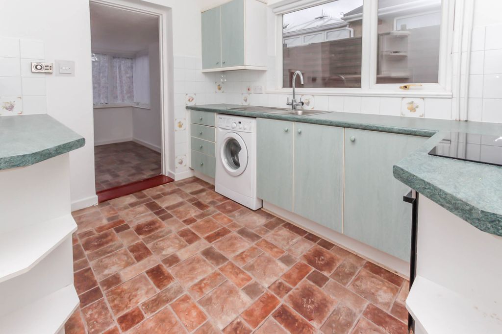 Property photo 3 of 8 Kitchen