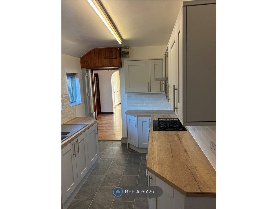 Property photo 2 of 10 Kitchen 2