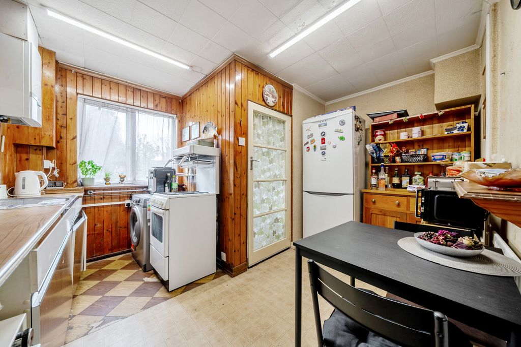 Property photo 3 of 8 1425821-12-69B3ee...