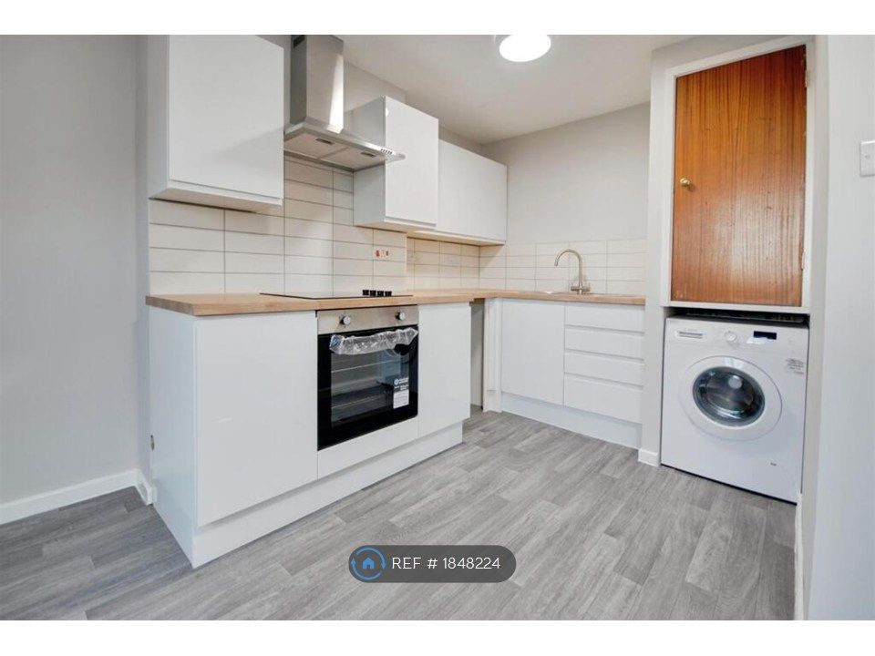 Property photo 2 of 4 Newly Fitted Kitchen