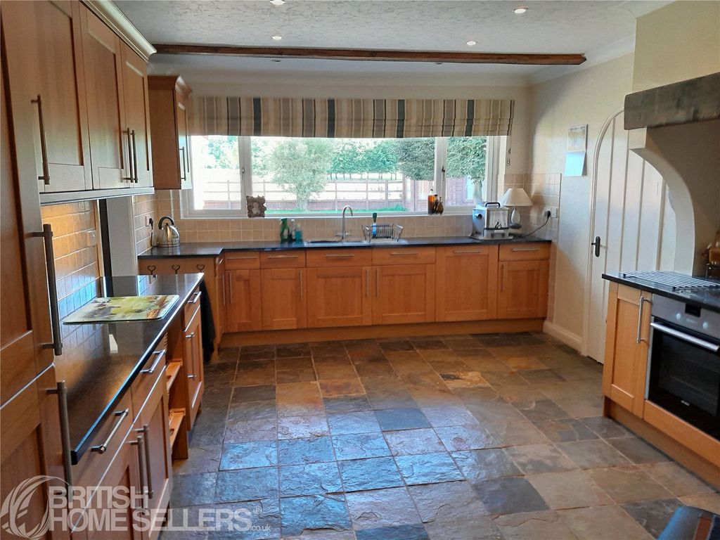 Property photo 2 of 26 Picture No. 15