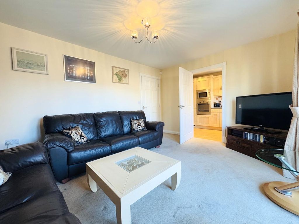 Property photo 3 of 13 Lounge
