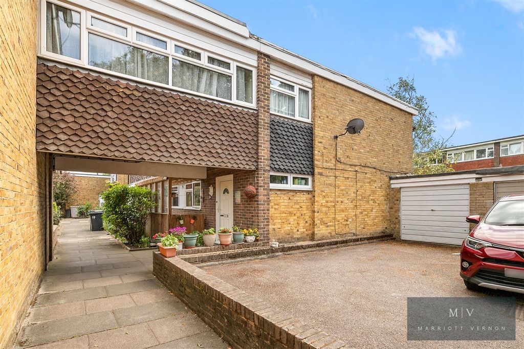 Property photo 1 of 18 Bracewood Gardens 10 MV-22.Jpg
