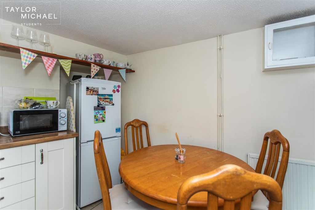 Property photo 3 of 21 Kitchen