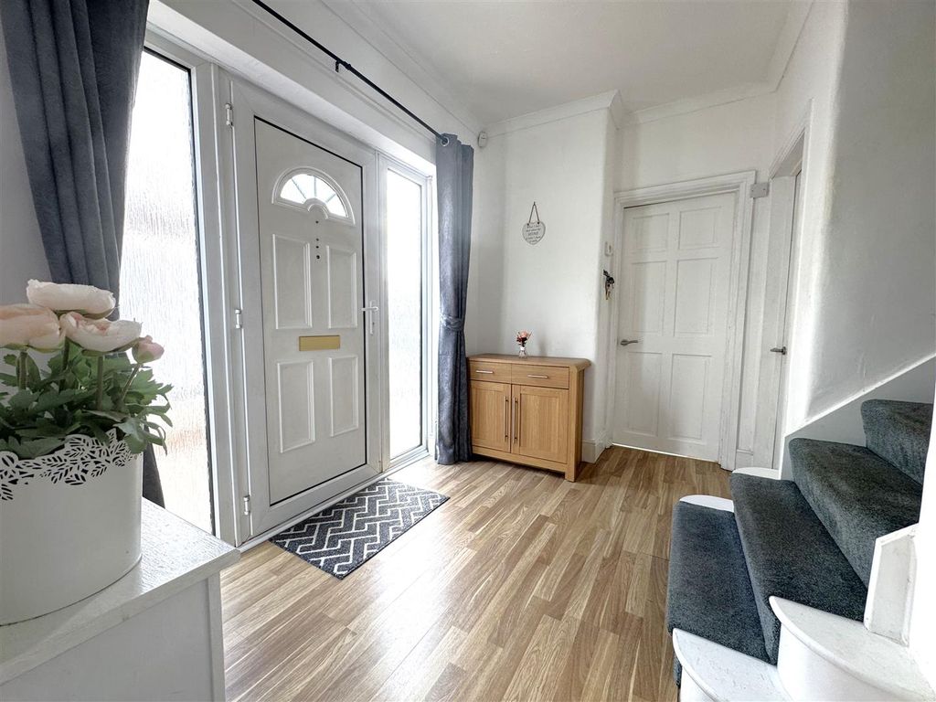 Property photo 2 of 24 Entrance Hall