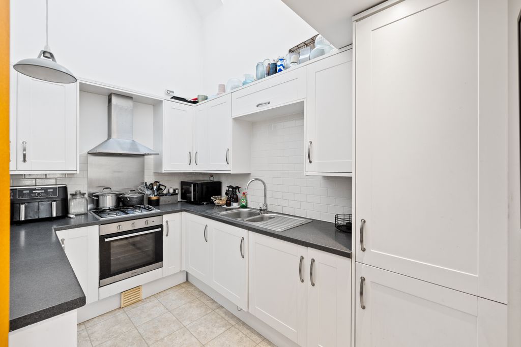 2 bed flat for saleRef: Sb - Glovers Road, Reigate RH2