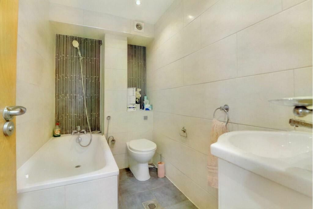 Property photo 3 of 9 Bathroom.Jpg