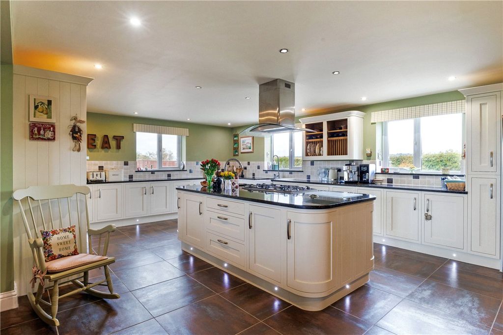 Property photo 2 of 31 Kitchen
