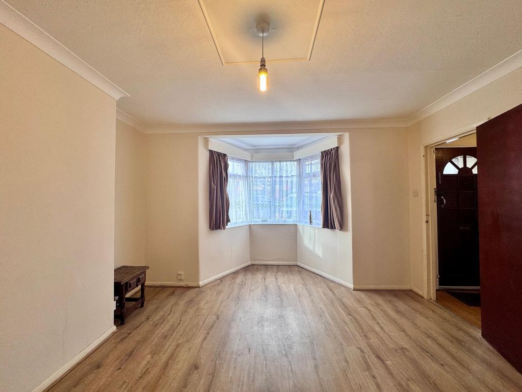 Property photo 3 of 17 5 Fernwood Ave (14)