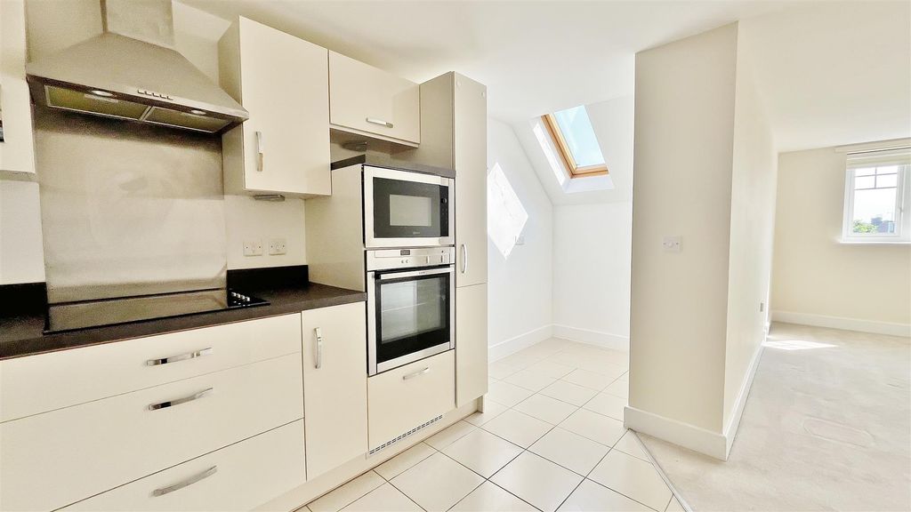 Additional image 16 of 2 bed property for saleVictoria Gardens, Hadleigh Road, Frinton-On-Sea CO13