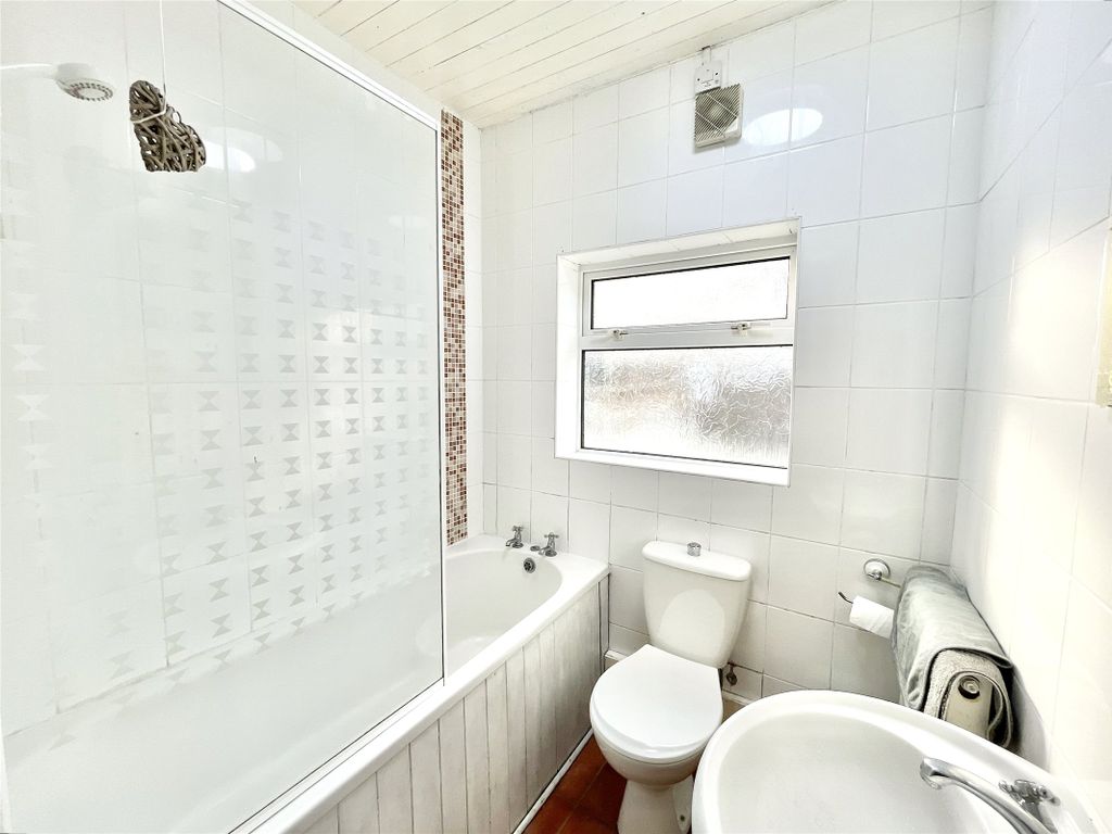Property photo 3 of 16 Bathroom