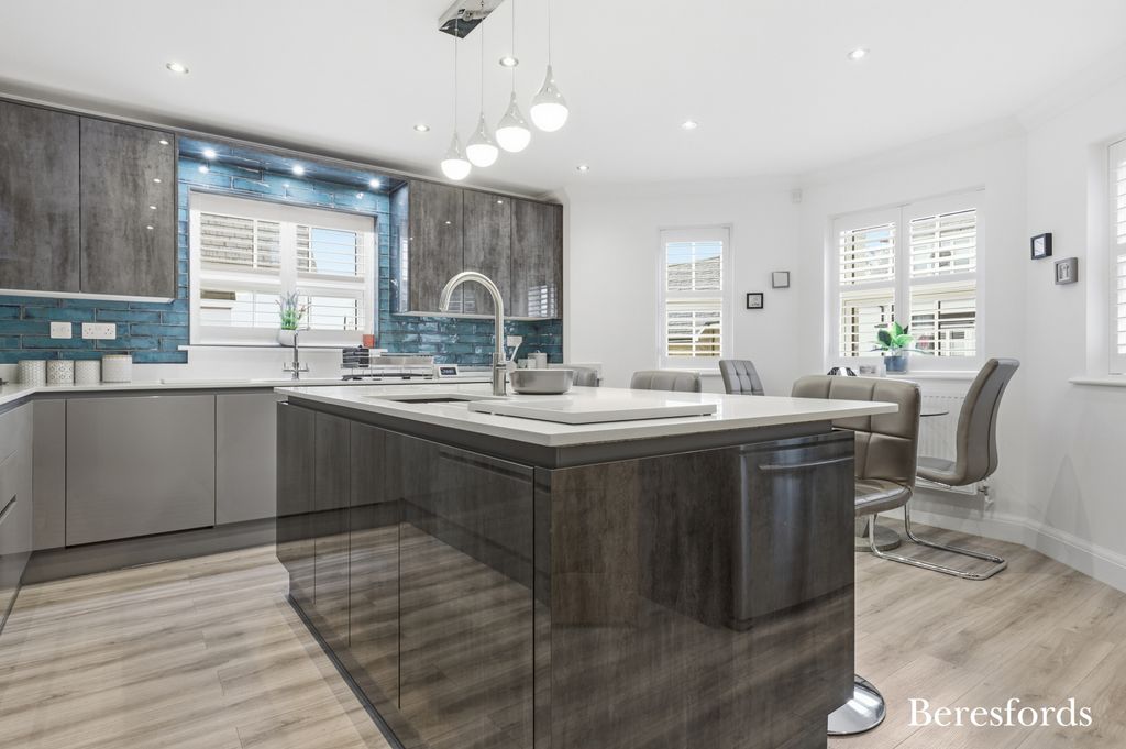 Property photo 3 of 23 Kitchen