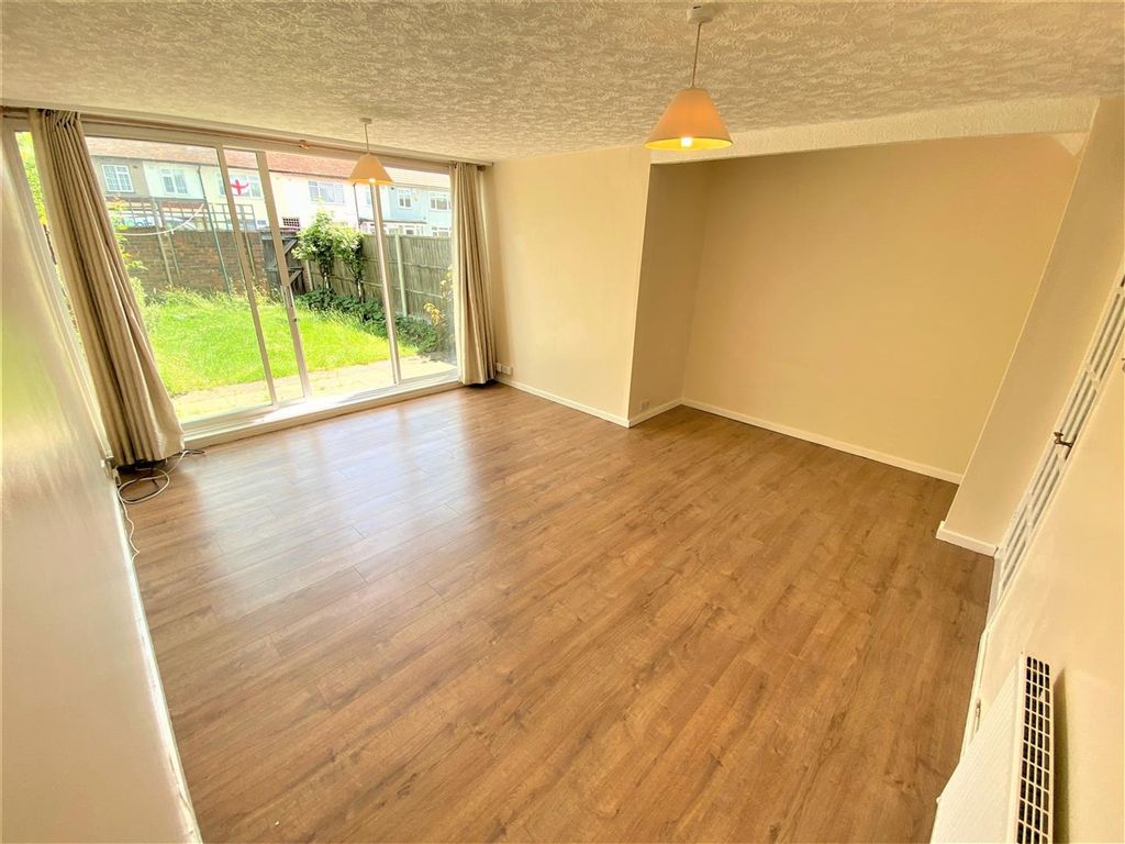 Property photo 1 of 13 Haldon Close Ig7