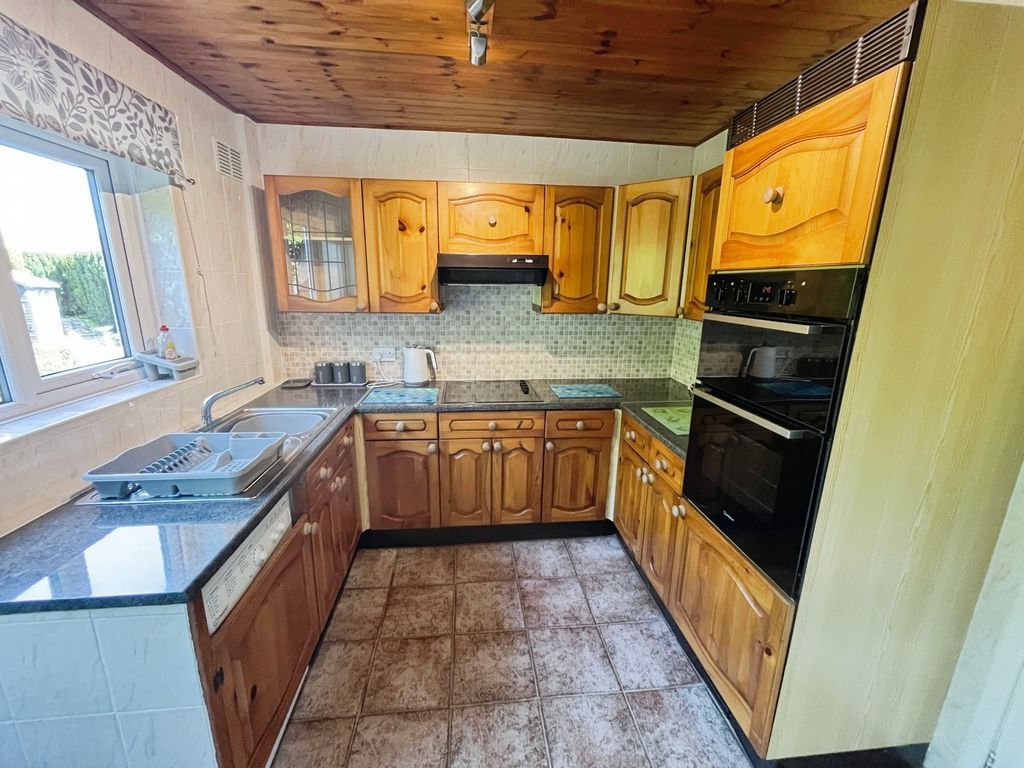 Property photo 3 of 19 Kitchen