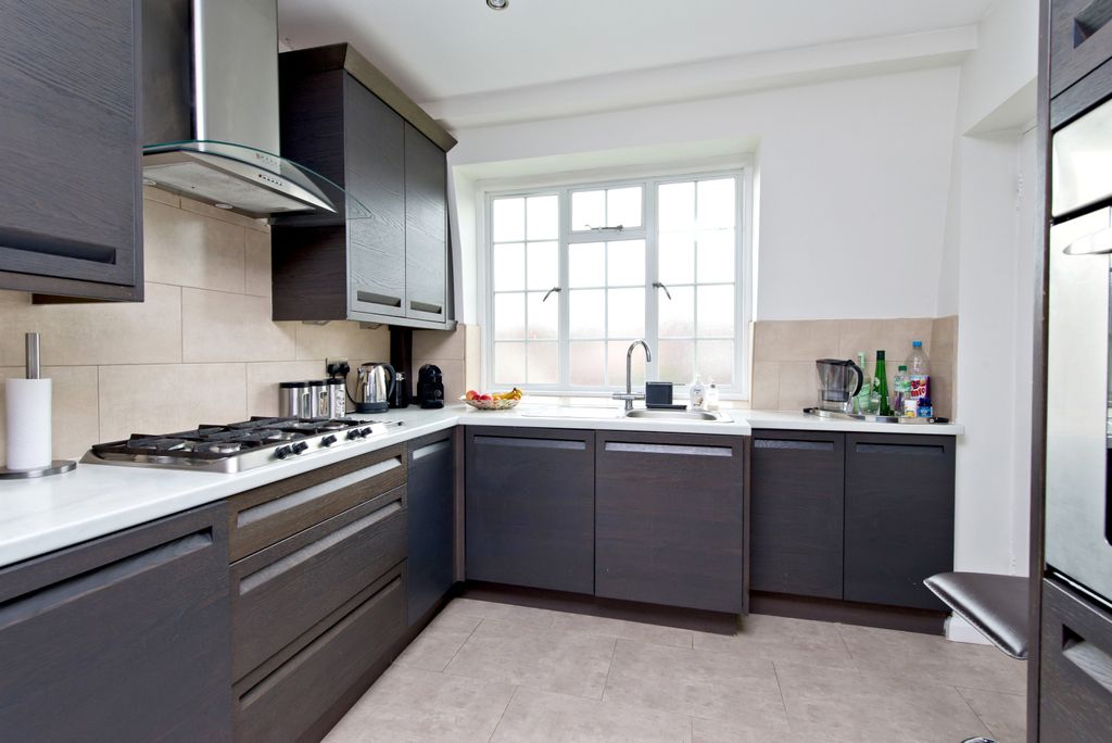 Property photo 2 of 10 8 Raymond Court-Kit.