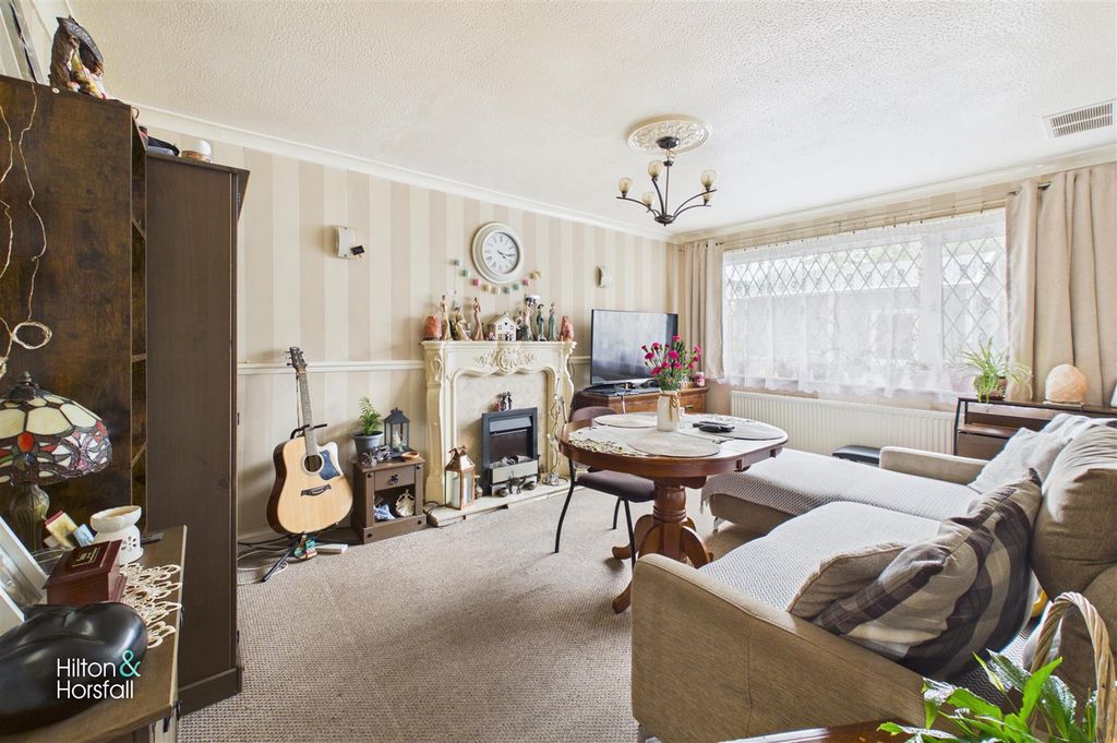 Property photo 2 of 10 Hollins Road