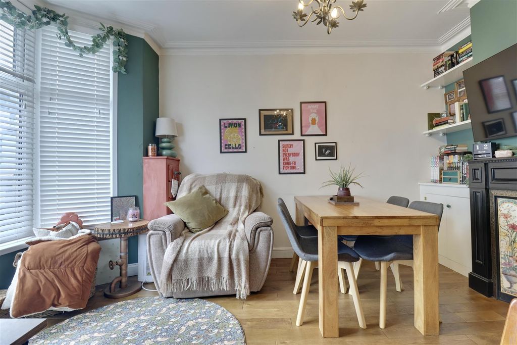 Property photo 2 of 16 77636A83-2F7A-4E67-89C8-434Be6F0B386_1_201_A.Jpeg