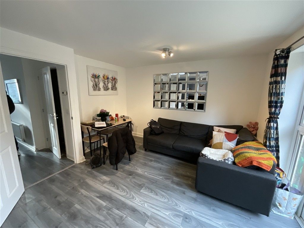 Property photo 3 of 8 Lounge