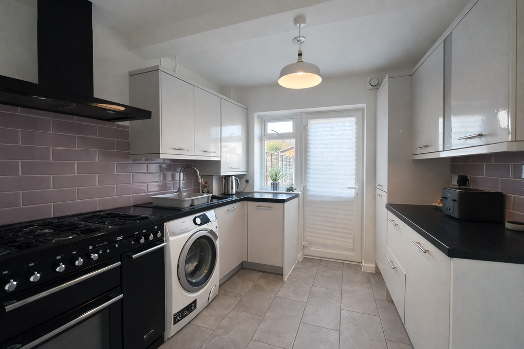 Property photo 3 of 11 Kitchen