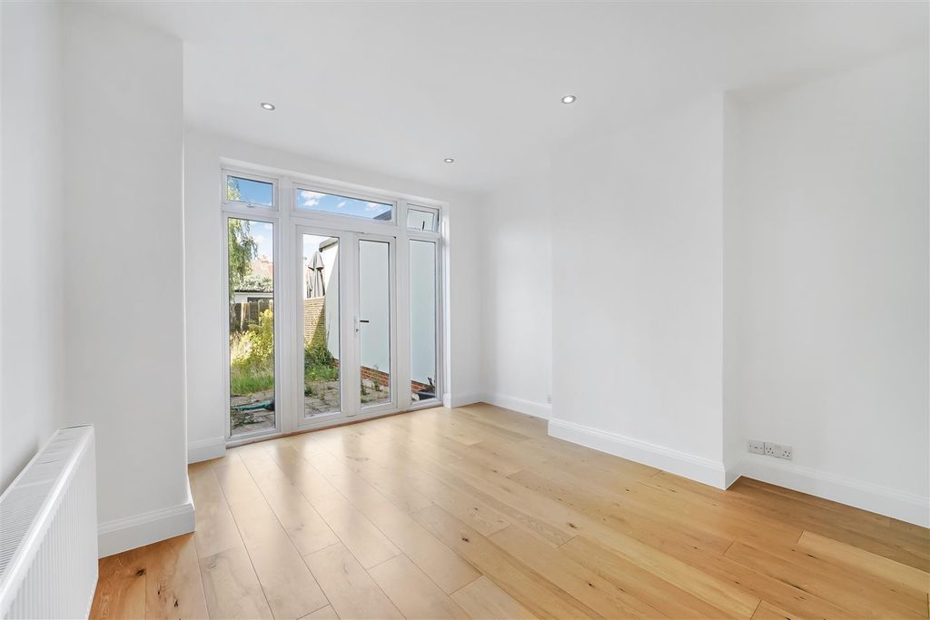Property photo 3 of 12 Grasmere Avenue (4).Jpg