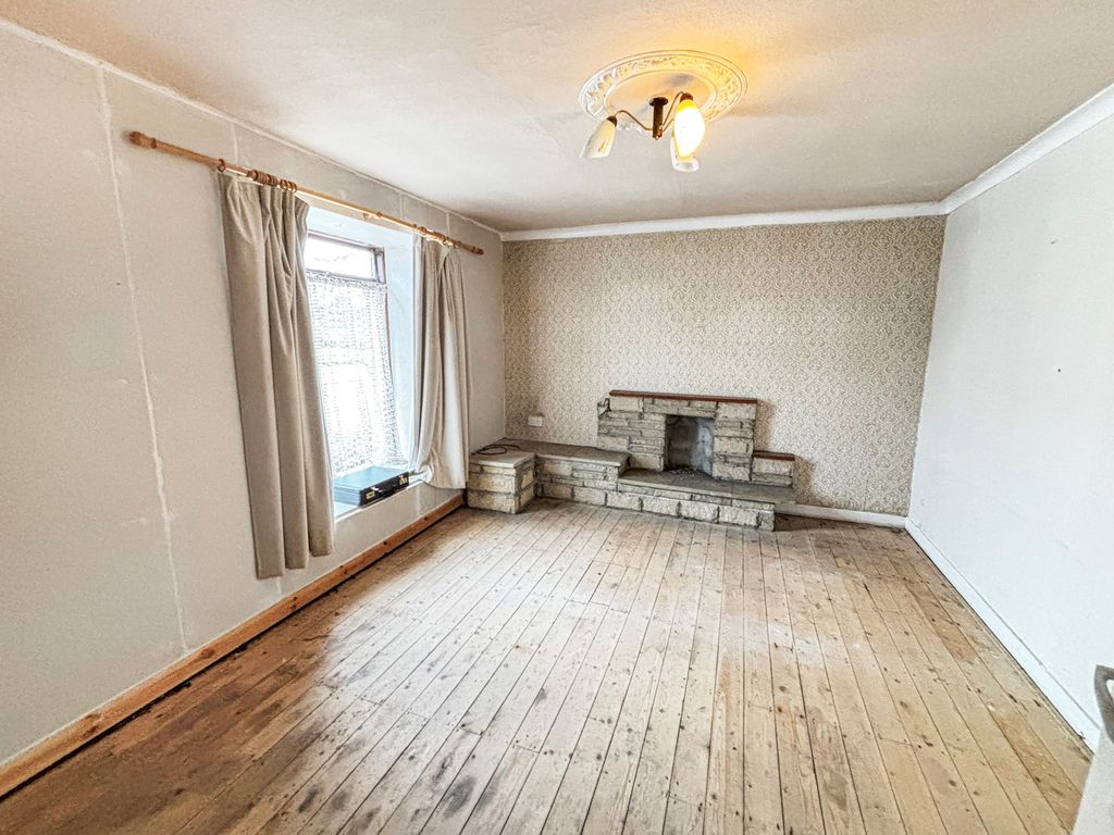 Property photo 3 of 8 Lounge 