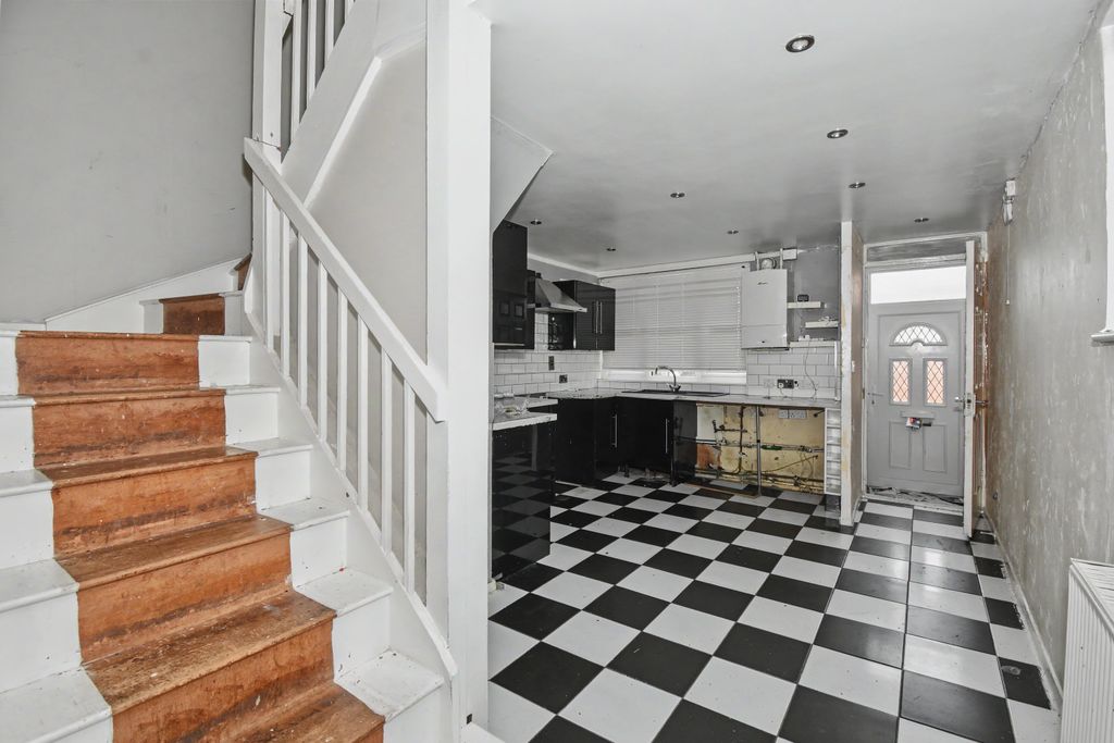 Property photo 2 of 21 21 Heriot Road, Chertsey, Kt16 9Bu