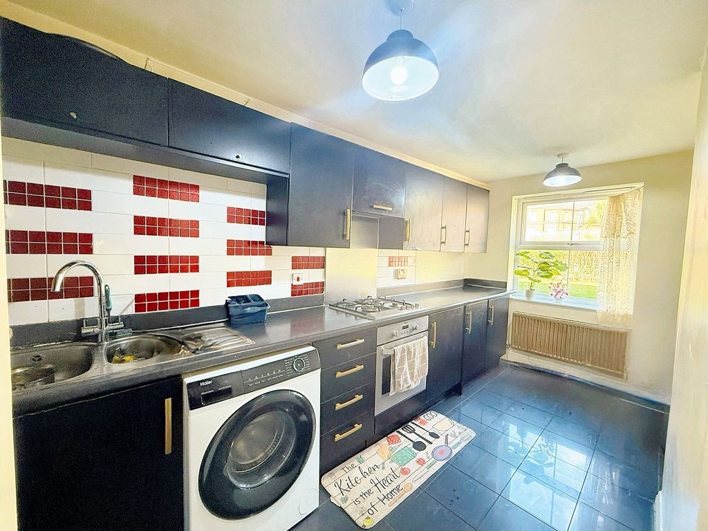 Property photo 2 of 7 Kitchen