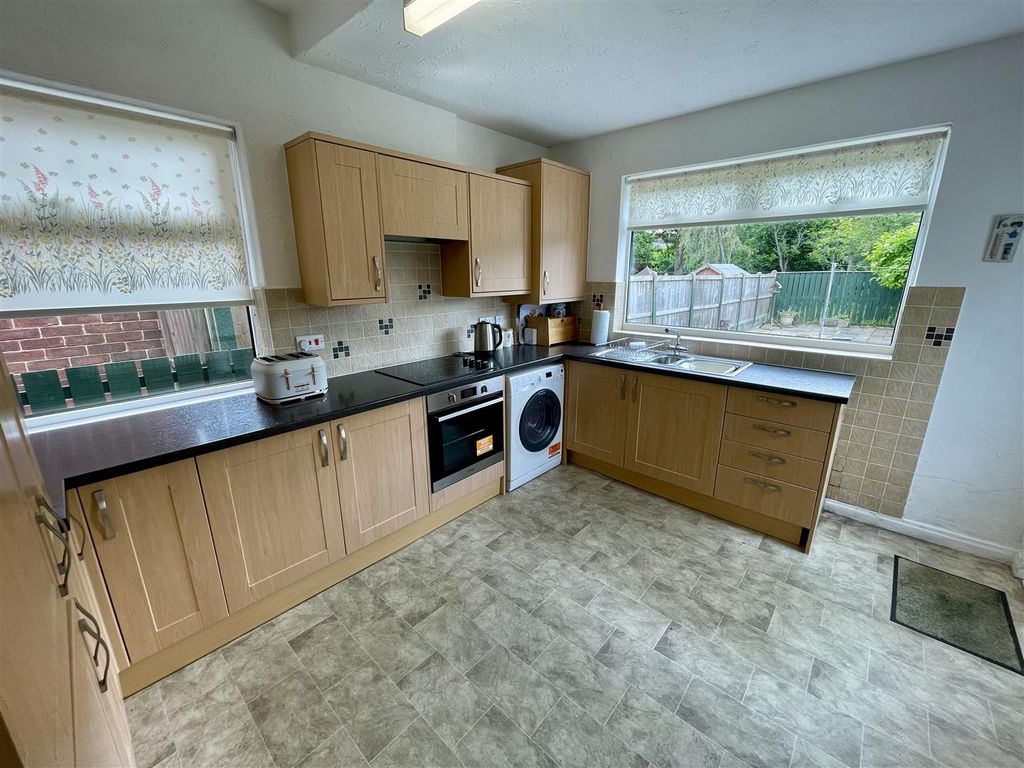 Property photo 3 of 10 Kitchen