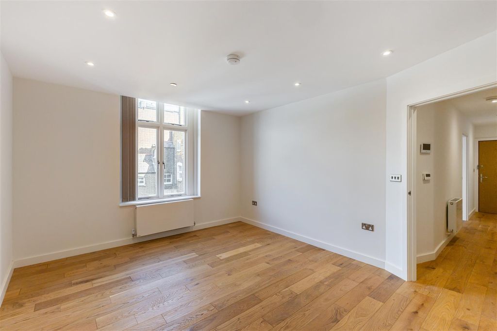 Property photo 3 of 17 106635_Flat 3 Lion House 23 Islington-2.Jpg