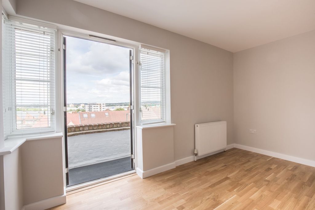 Property photo 3 of 10 Living_Room