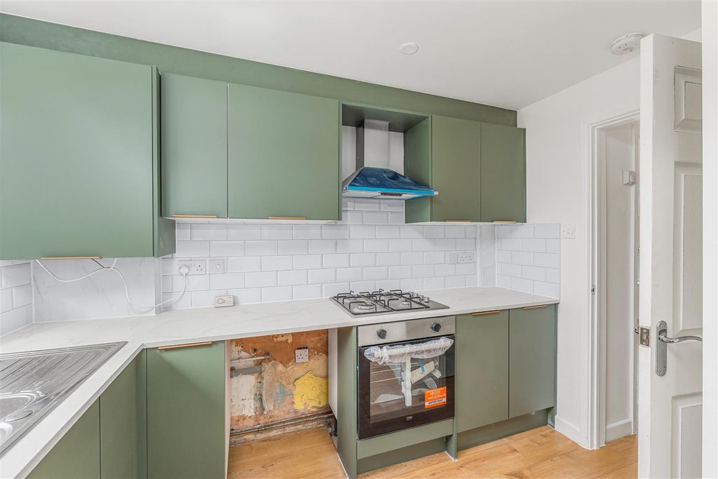 Property photo 3 of 15 28 Kenilworth Way, Banbury-8.Jpg