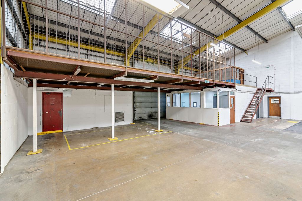 Property photo 3 of 15 8679193-Interior07-800