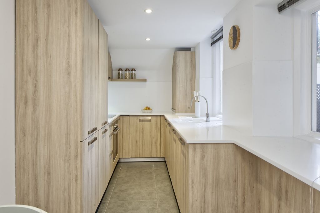 Property photo 3 of 15 Lennox Gardens