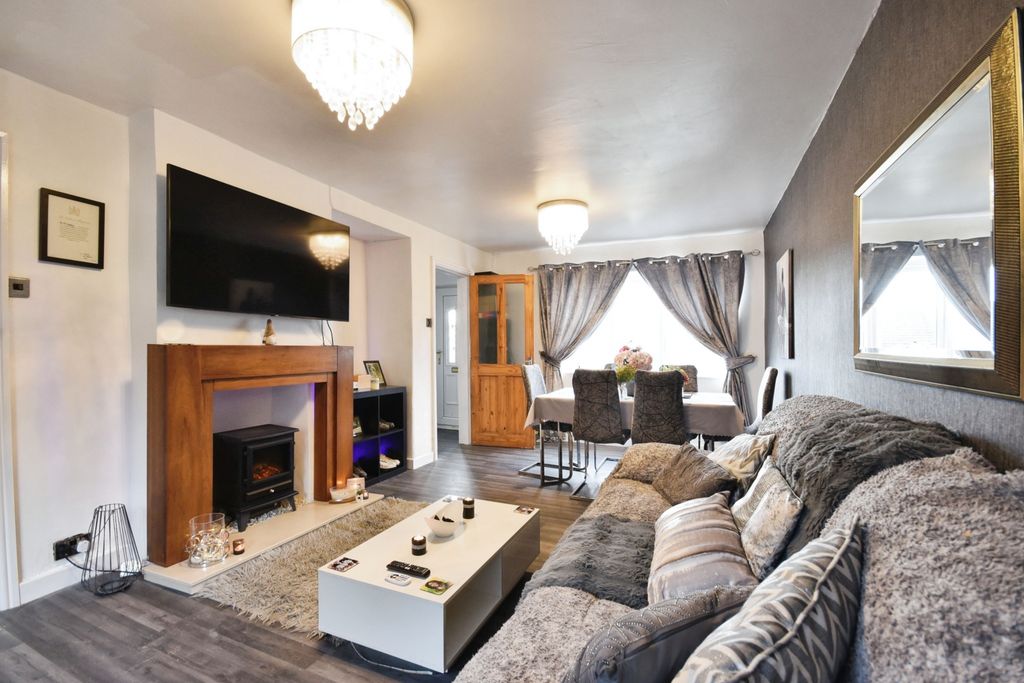 Property photo 3 of 16 Lounge