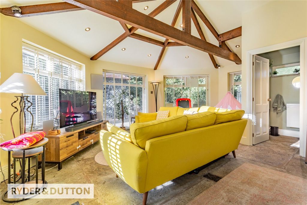 Property photo 2 of 33 Lounge