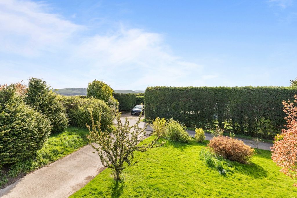 Property photo 2 of 8 4904421