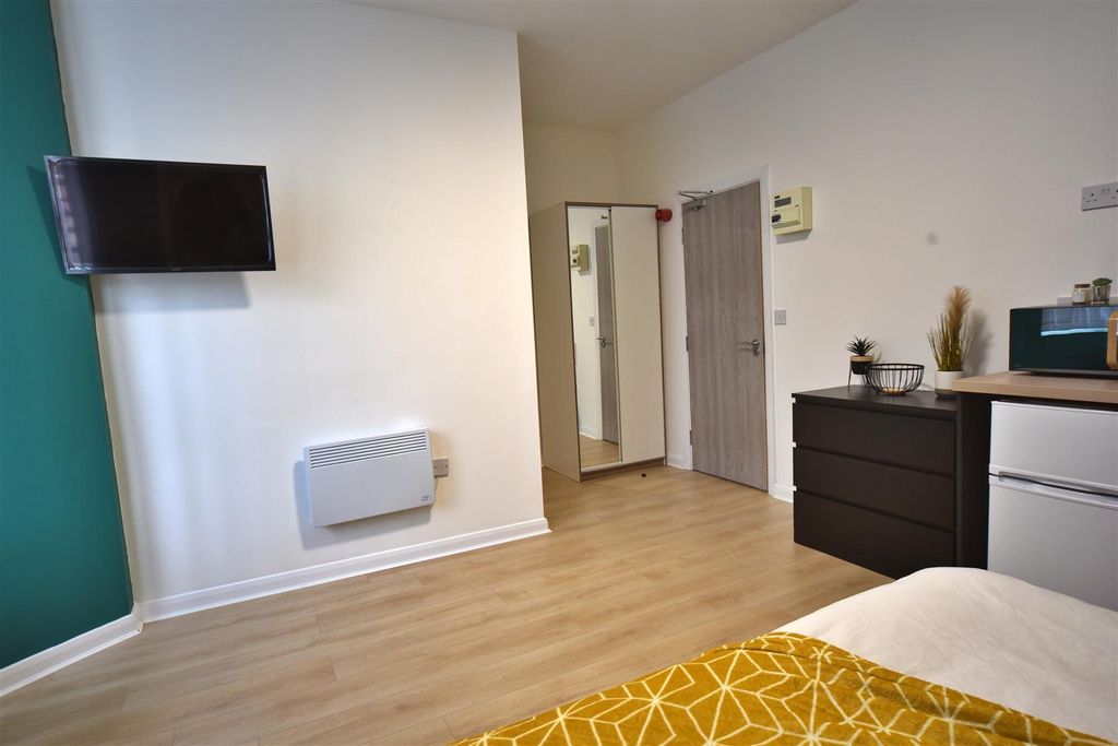 Property photo 3 of 6 165Ar_Room11_04.Jpg