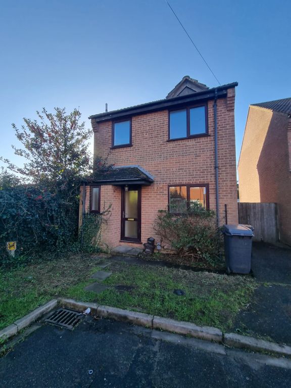 Property photo 1 of 17 Large Detached 3 Bedroom House With Garage & Garden Located In A Quiet Cul De Sac In Ensbury Park Long Let