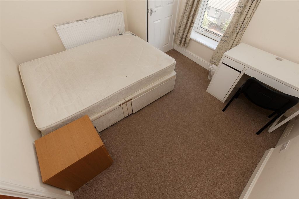 Property photo 1 of 4 Bright Bedroom With Double Bed And Study Desk...