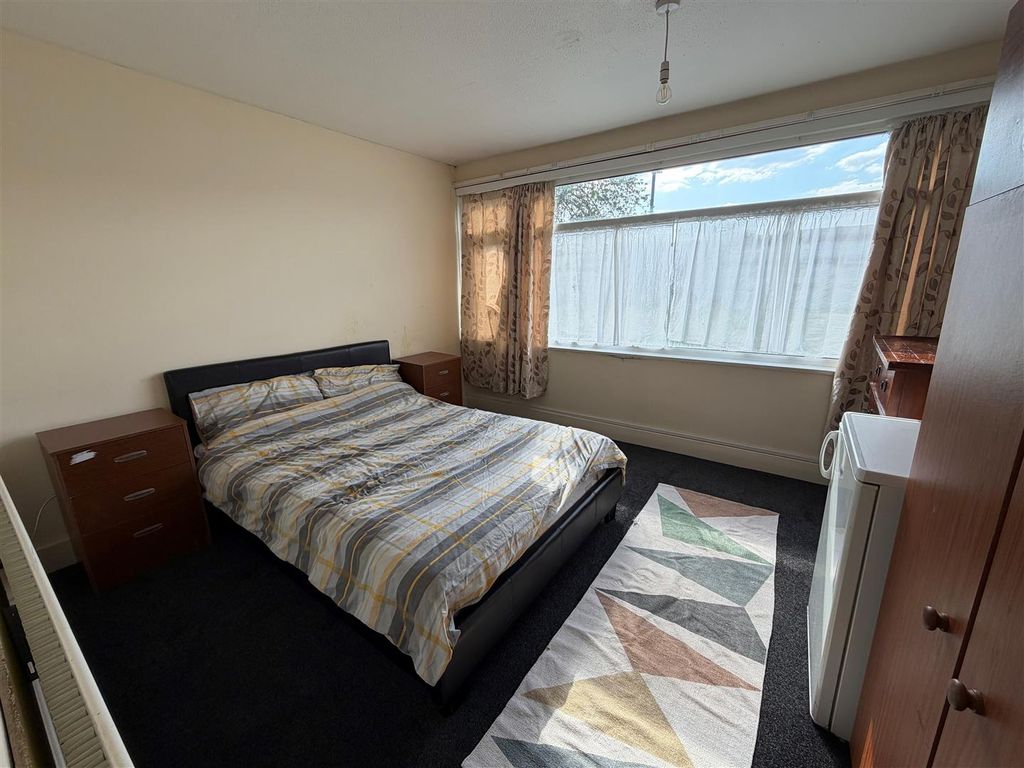 Property photo 2 of 8 Room 5 New.Jpg