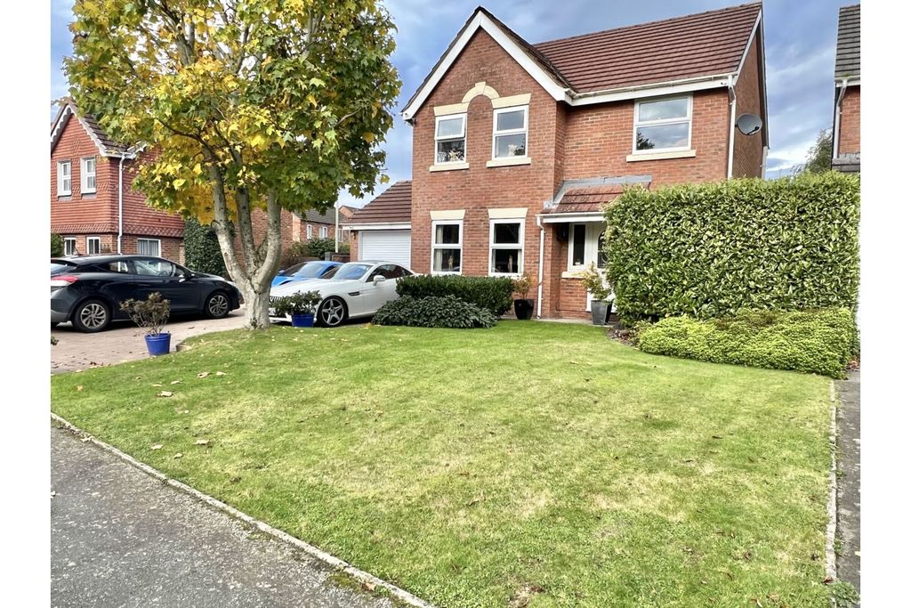 Property photo 1 of 16 Front Garden